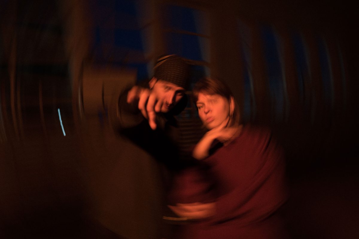 Ola Budzyńska & Karol Miernik – „NWM”: cytra na wejściu, klubowy puls i mroczny klimat